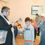 Настоятель благословил и окропил воспитанников детской школы крещенской водой