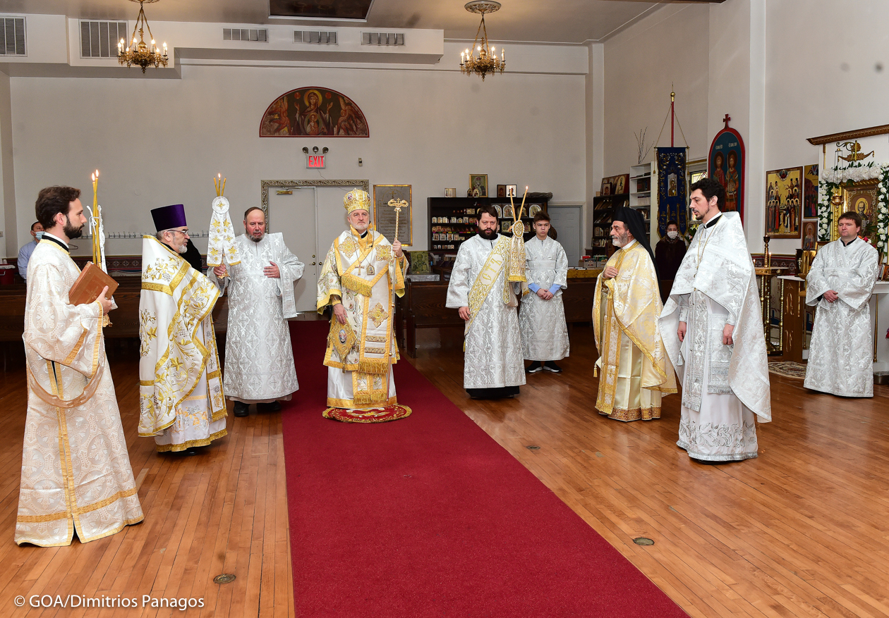 Во время визита в Бруклинский собор архиепископ Елпидофор удостоил клириков богослужебных наград и подарил икону для прихода