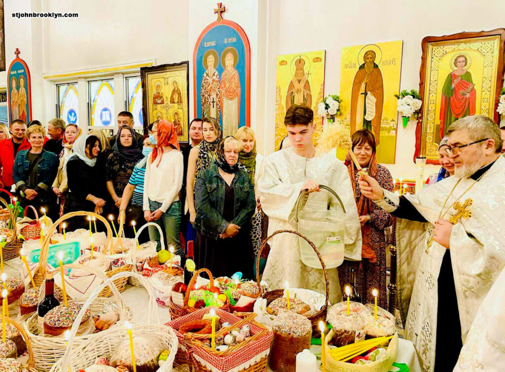 Протоиерей Александр Беля освящает куличи и пасхи в православной церкви святого Иоанна Предтечи в Бруклине