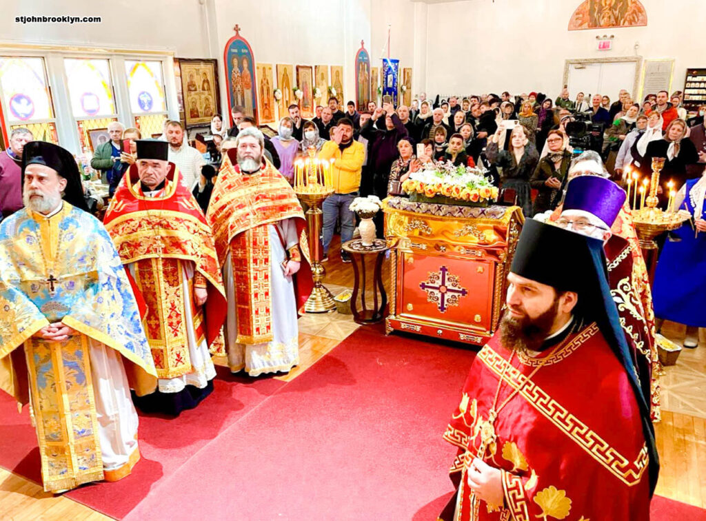 Три архиерея совершили Божественную литургию в православной церкви в Бруклине