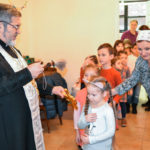 Настоятель благословил и окропил воспитанников детской школы крещенской водой