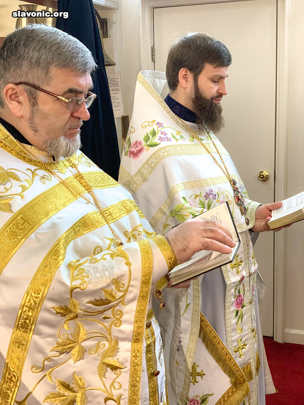 Во время визита в Бруклинский собор архиепископ Елпидофор удостоил клириков богослужебных наград и подарил икону для прихода