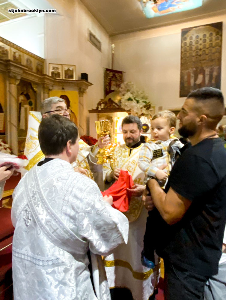 Православная церковь в Бруклине с молитвой отпраздновала Рождество Христово