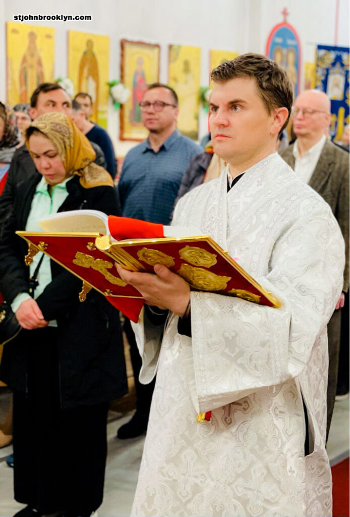 Иван Беля читает апостол в церкви