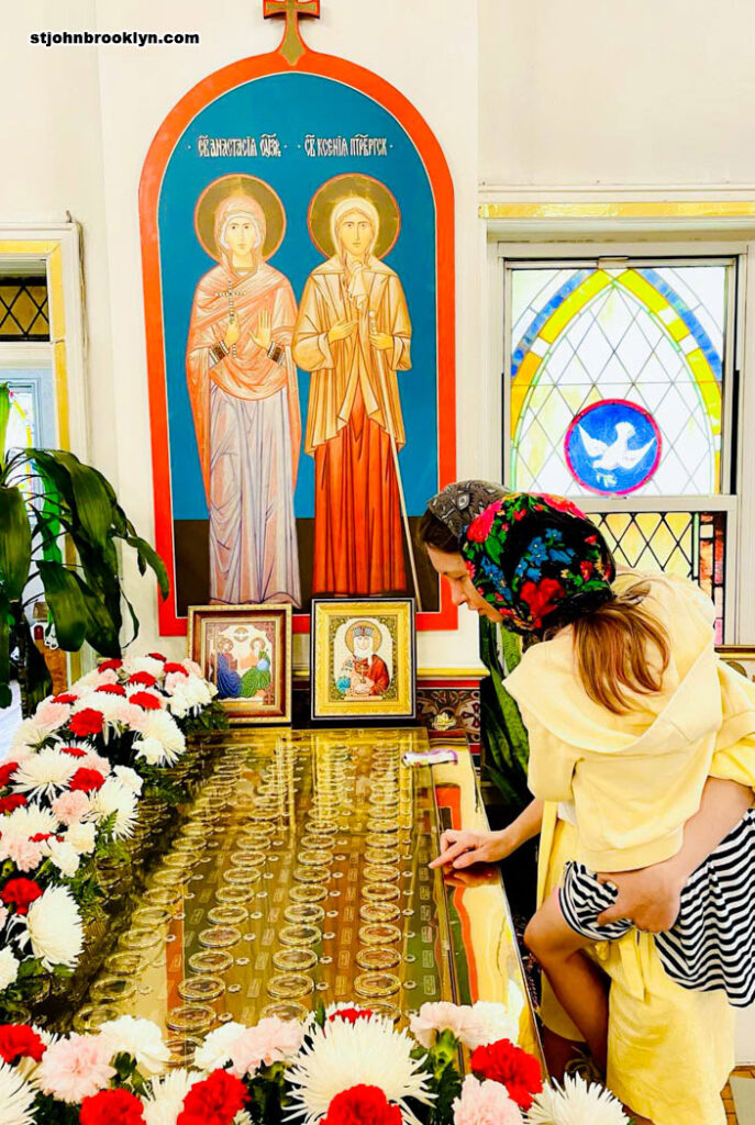 Молитва у святынь в православной церкви в Бруклине