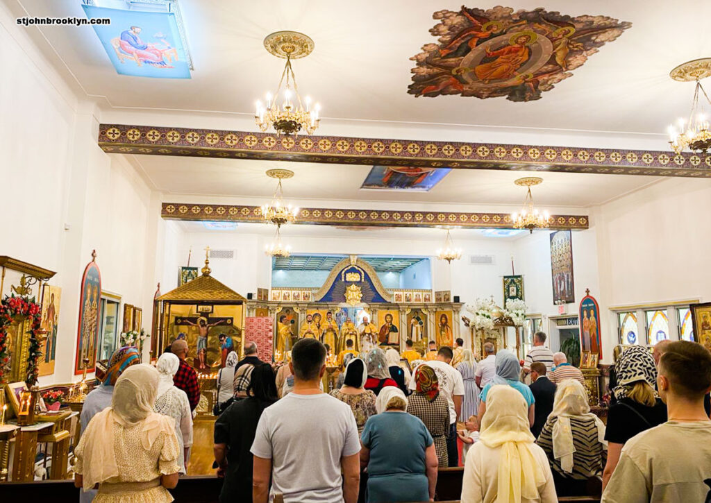 Божественная литургия в Неделю Всех святых в православном соборе в Бруклине