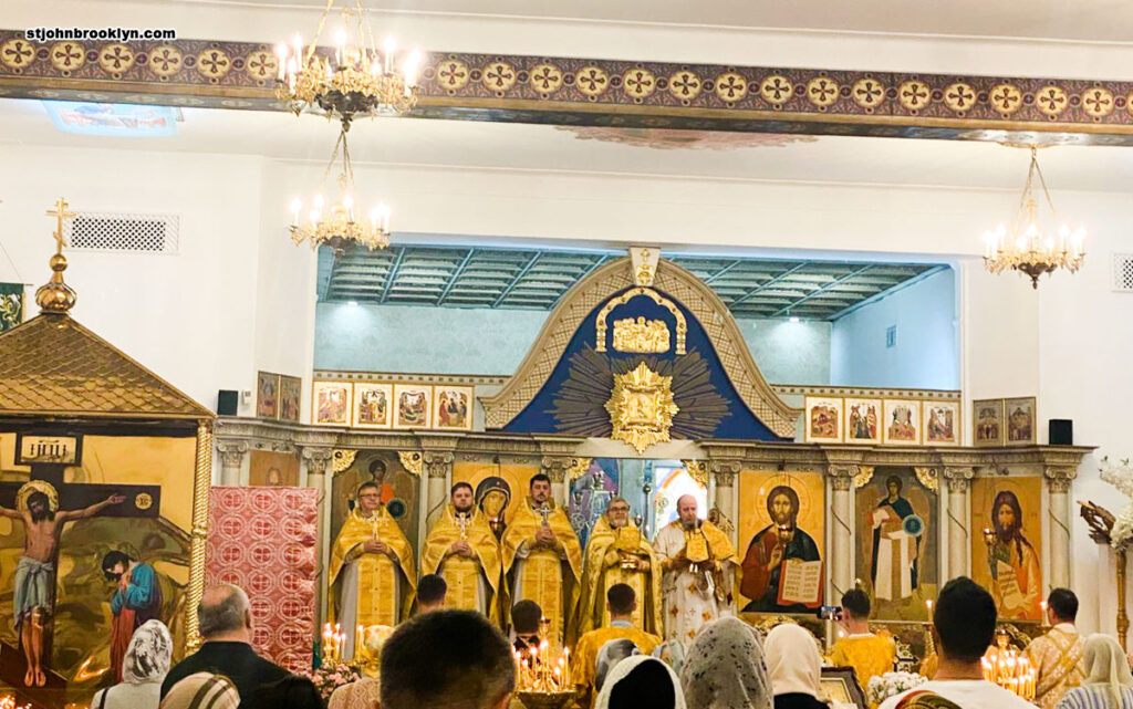 Божественная литургия в Неделю Всех святых в православном соборе в Бруклине