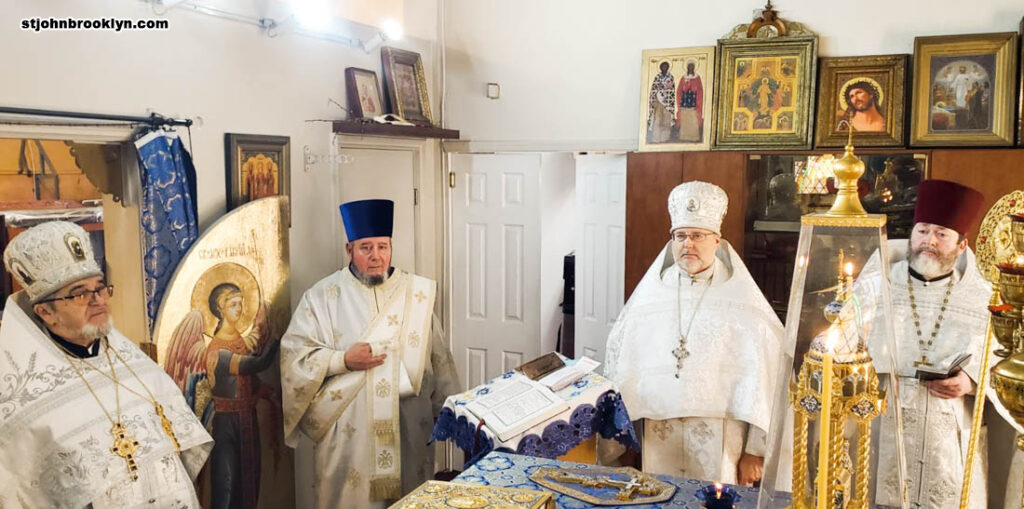 Богослужение в православной церкви в Бруклине в неделю 11-ю после Пятидесятницы