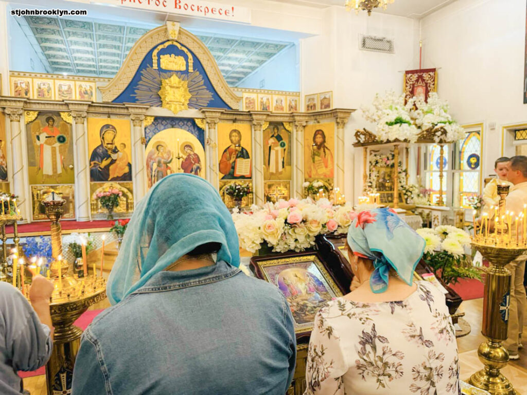 Богослужение в православной церкви в Бруклине в неделю 11-ю после Пятидесятницы