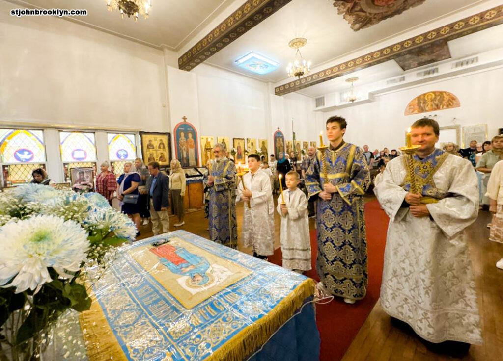 Успение Пресвятой Богородицы в православной церкви в Бруклине